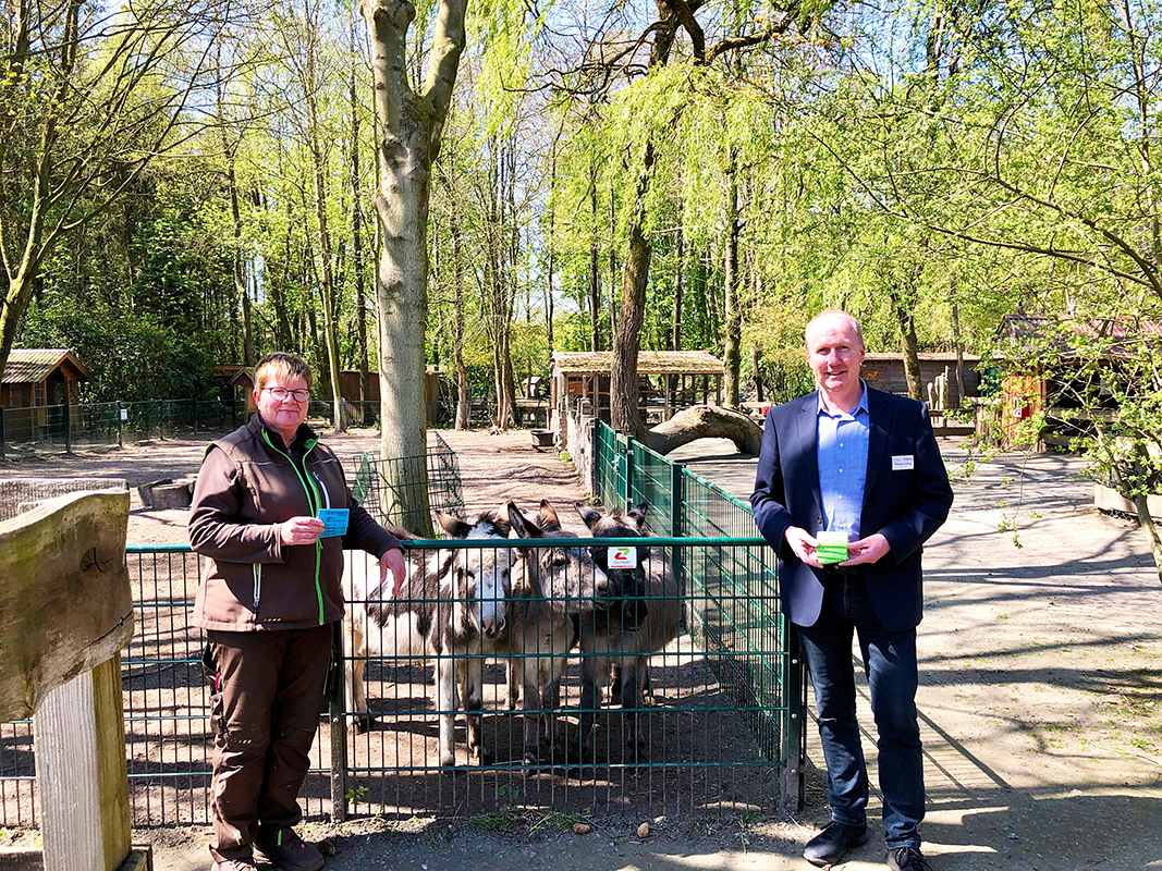 BZN-Standortleiter Theodor König nimmt die Eintrittskarten im Wert von 2.000€ von Birgit Philipps vor Ort in Birgits Tiergarten entgegen.